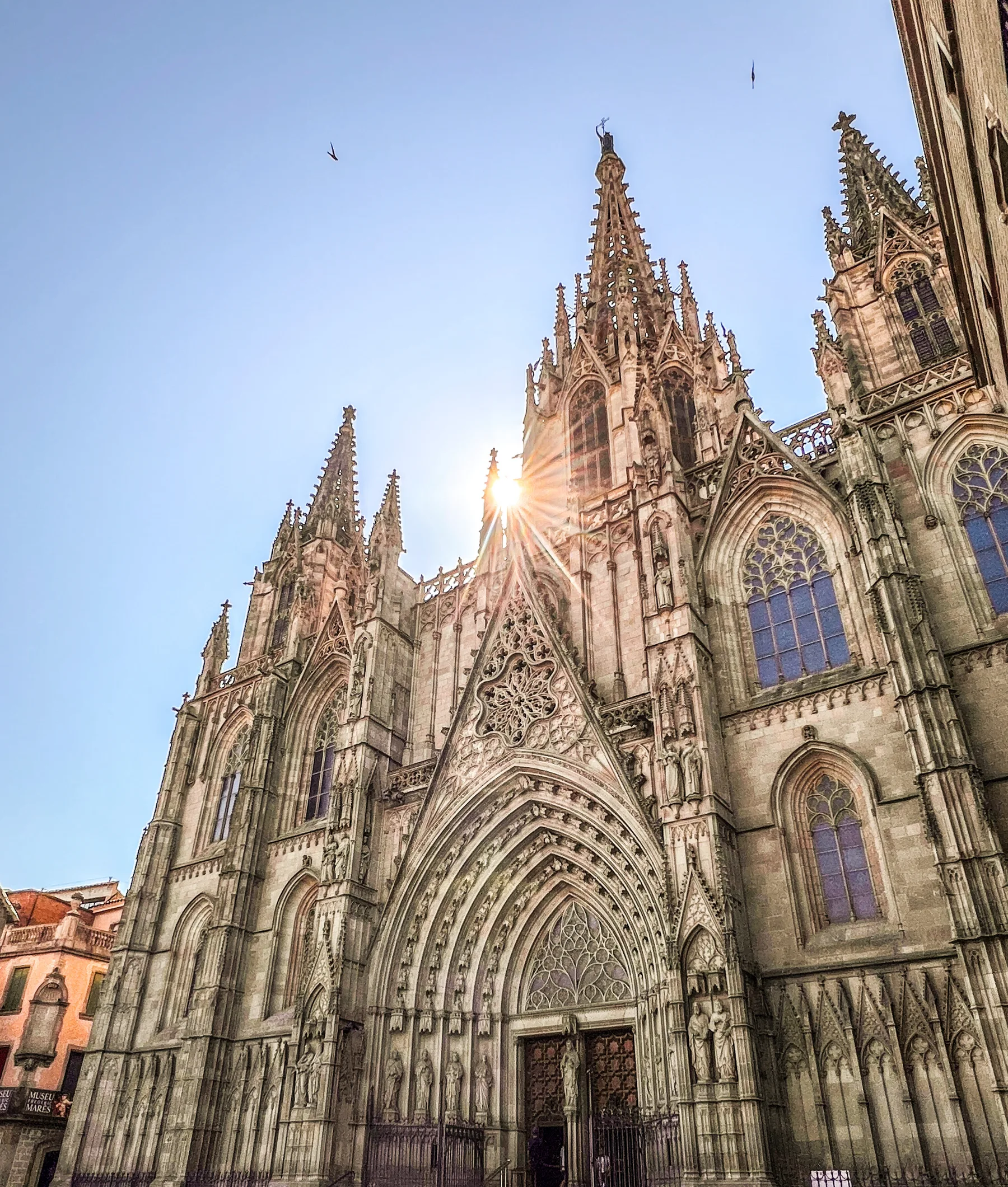 Die Kathedrale von Barcelona, die Sonne blitzt zwischen den Türmen hervor
