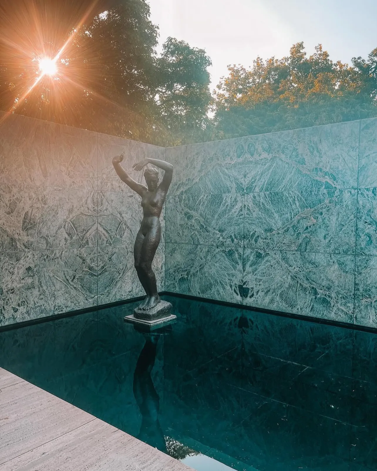 Das Wasserbecken des Barcelona-Pavillons mit der Skulptur «Der Morgen» von Georg Kolbe