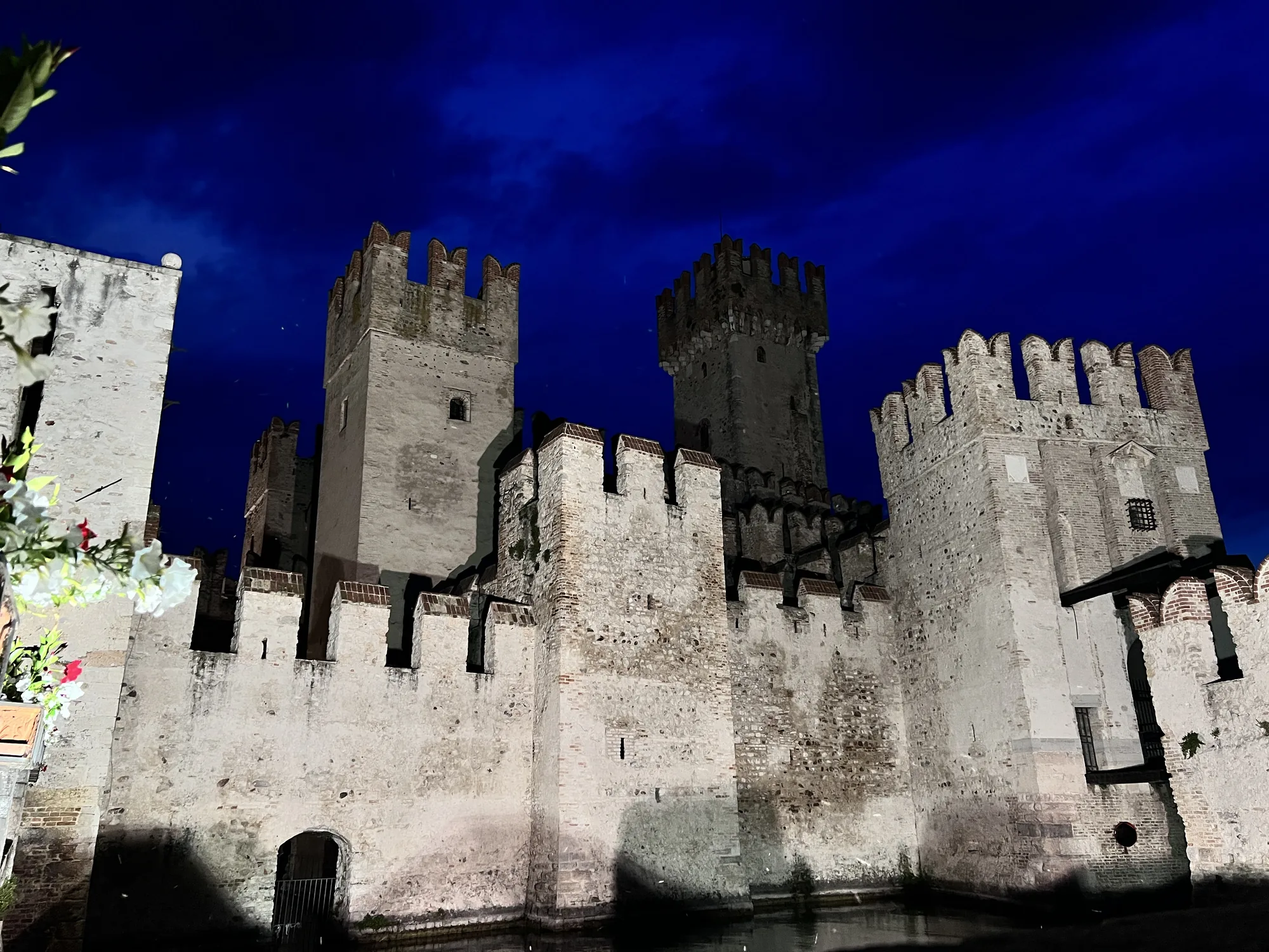Das Castello Scaligero in der blauen Stunde