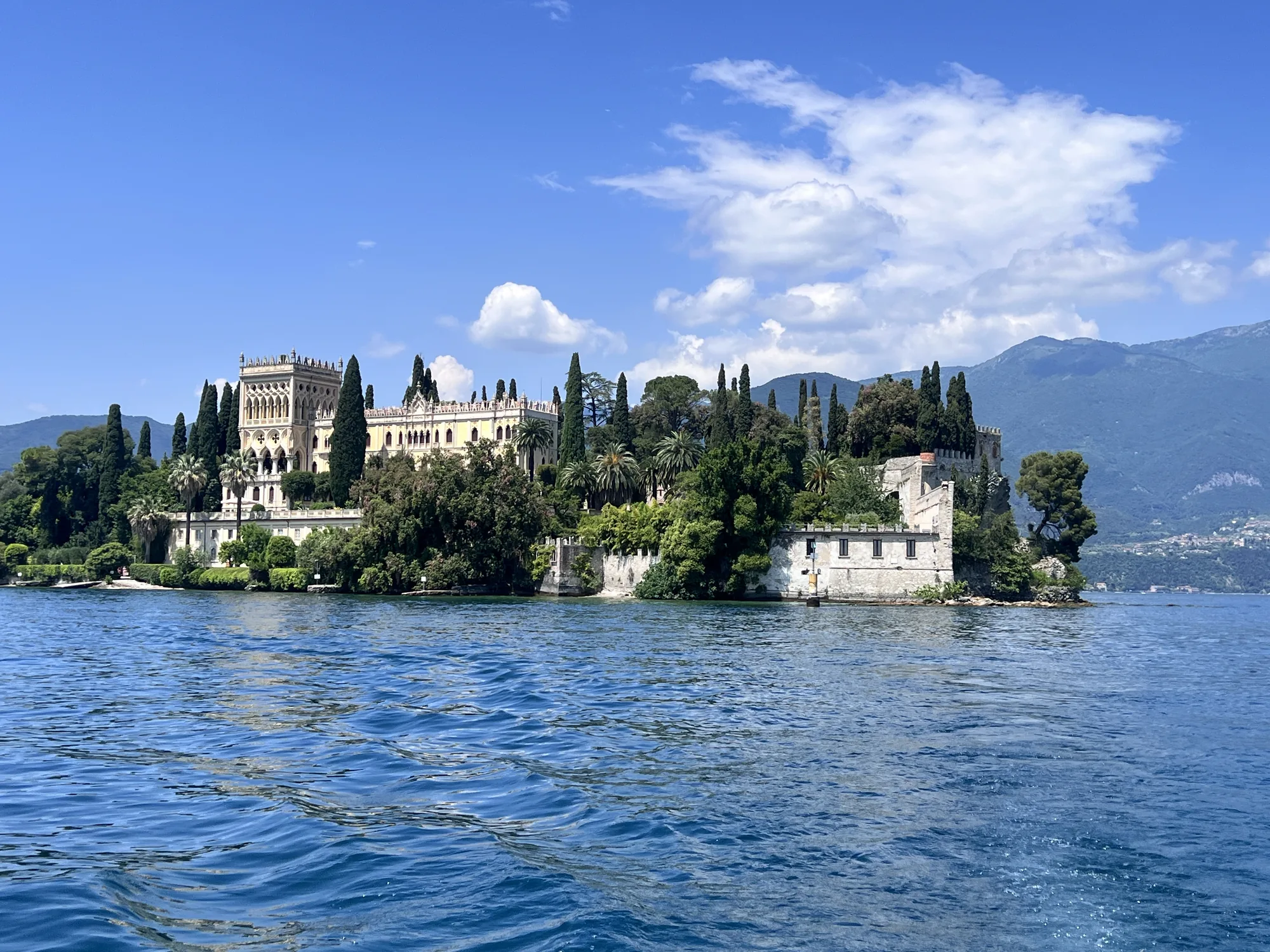Die Isola del Garda mit ihrem neugotischen Anwesen